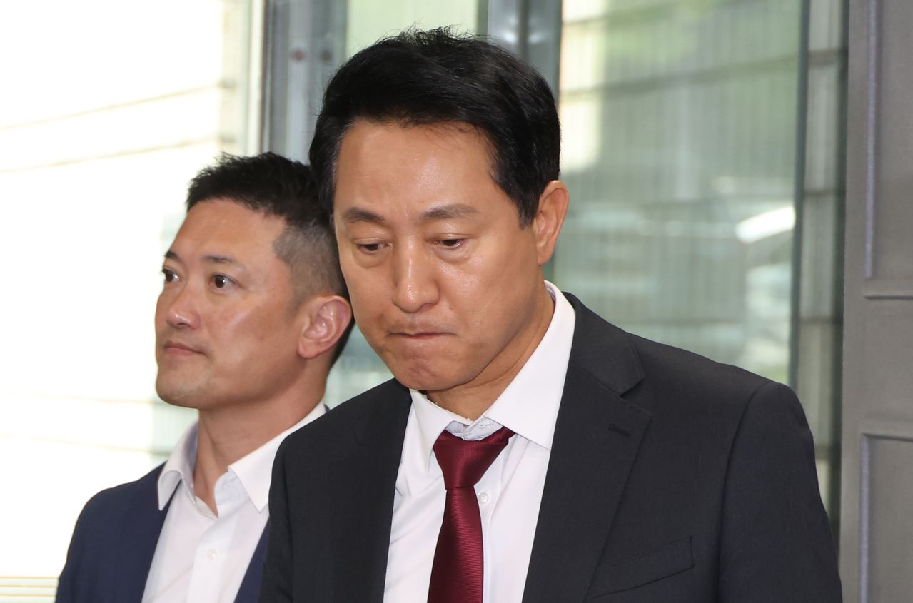 정치 브로커 명태균씨로부터 여론조사를 받고 후원자를 통해 비용을 대납하게 한 혐의로 기소된 오세훈 서울시장이 12일 오후 서울 서초구 서울중앙지법에서 열린 공판에 출석하고 있다. 사진공동취재단 