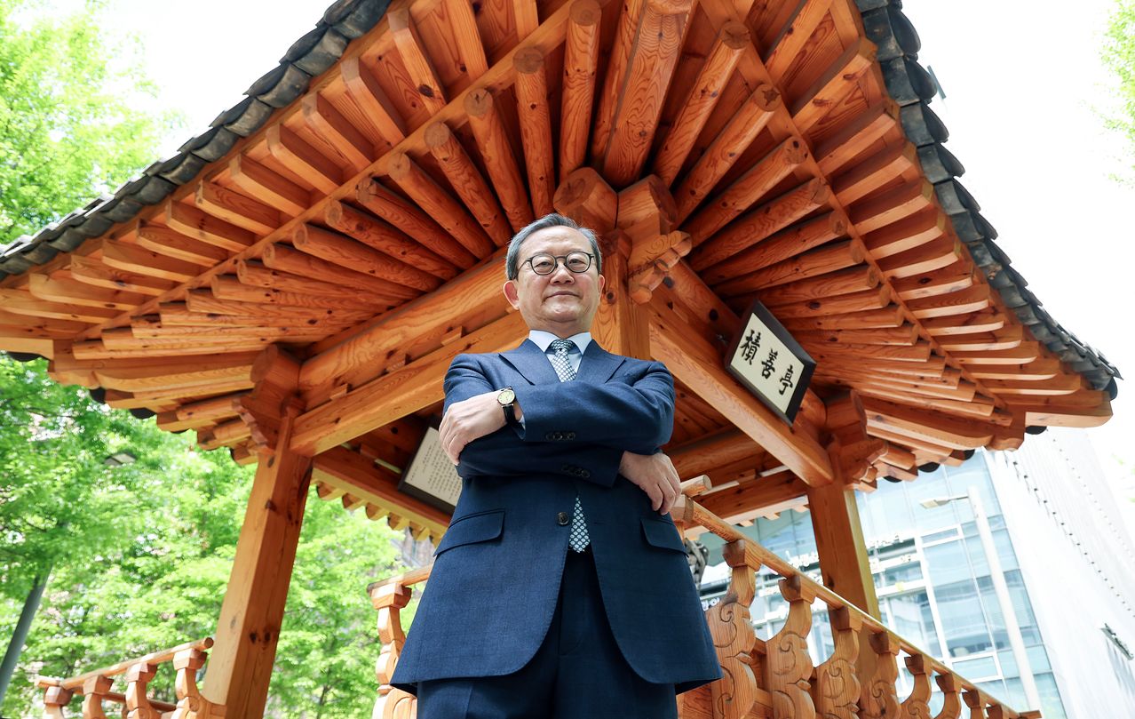 이명학 전 중동고 교장은 최근 발생한 초등학교 축구 금지, 수학여행 책임론 등 교육 문제를 지켜보며 "교권이 없는 곳에 교육도 없다"고 강조했다. 김성룡 기자