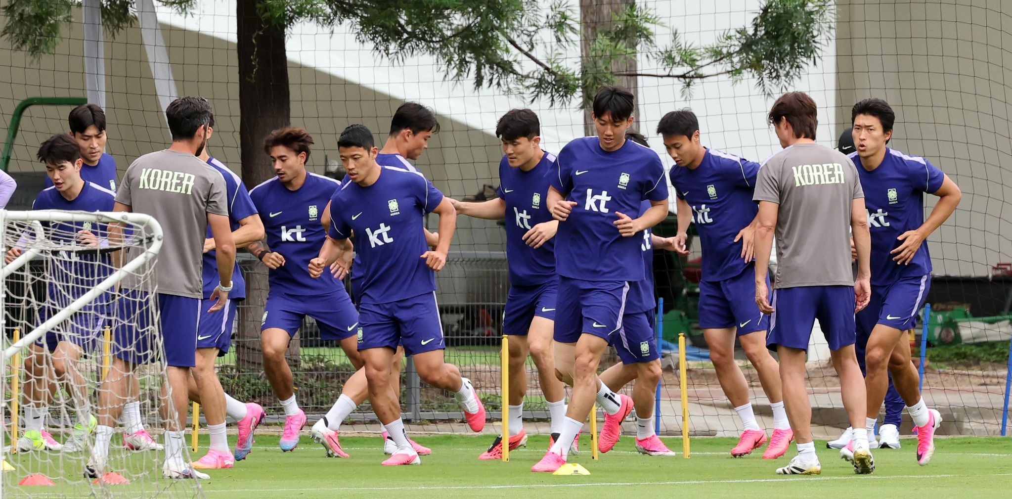 축구대표팀 선수들이 대부분 핑크색 축구화를 신고 훈련하고 있다. 강정현 기자