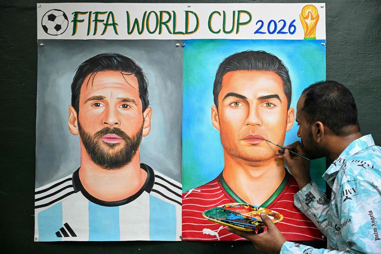 2026년 FIFA 월드컵 개막 전날인 2026년 6월 11일, 인도 암리차르에서 한 화가가 아르헨티나의 리오넬 메시와 포르투갈의 크리스티아누 호날두를 그린 그림에 마지막 손질을 하고 있다. AFP=연합뉴스