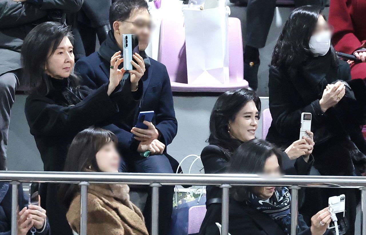 이부진 신라호텔 사징(오른쪽)이 2026년 2월 9일 서울 강남구 휘문고에서 열린 아들의 졸업식에 참석해 홍라영 전 삼성미술관 리움 총괄부관장(왼쪽)과 아들의 공연을 핸드폰으로 촬영하고 있다. 뉴스1
