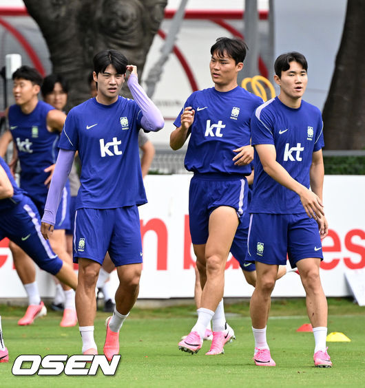[OSEN=사포판(멕시코), 이대선 기자] 홍명보 감독이 이끄는 대한민국 축구국가대표팀이 16일(한국시각) 멕시코 과달라하라 인근 사포판의 치바스 베르데 바예에서 훈련을 진행했다.대표팀은 전날 A조 1차전에서 체코를 상대로 2-1 역전승을 거뒀다. 남아프리카공화국을 2-0으로 제압한 개최국 멕시코에 이은 조2위다.대한민국 설영우, 오현규, 양현준이 훈련을 하고 있다. 2026.06.16 /sunday@osen.co.kr