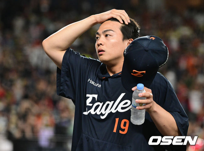 [OSEN=대전, 조은정 기자]프로야구 KIA 타이거즈가 한화 이글스를 꺾고 2연승을 달성했다.이범호 감독이 이끄는 KIA는 9일 대전 한화생명 볼파크에서 열린 2026 신한 SOL KBO리그 한화와의 원정경기에서 6-4로 승리했다. 이날 승리로 2연승을 달성 시즌 전적 33승27패1무를 만든 KIA는 3연승이 끊기며 30승28패1무가 된 한화와의 경기차를 2경기 차로 벌렸다.경기 종료 후 한화 왕옌청이 패배를 아쉬워하고 있다. 2026.06.09 /cej@osen.co.kr