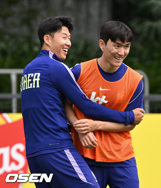 [OSEN=사포판(멕시코), 이대선 기자] 홍명보 감독이 이끄는 대한민국 축구국가대표팀이 15일(한국시각) 멕시코 과달라하라 인근 사포판의 치바스 베르데 바예에서 훈련을 진행했다.대표팀은 전날 A조 1차전에서 체코를 상대로 2-1 역전승을 거뒀다. 남아프리카공화국을 2-0으로 제압한 개최국 멕시코에 이은 조2위다.대한민국 손흥민이 황인범과 훈련 중 장난을 치고 있다. 2026.06.15 /sunday@osen.co.kr