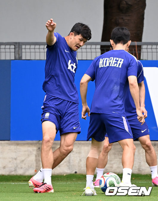 [OSEN=사포판(멕시코), 이대선 기자] 홍명보 감독이 이끄는 대한민국 축구국가대표팀이 15일(한국시각) 멕시코 과달라하라 인근 사포판의 치바스 베르데 바예에서 훈련을 진행했다.대표팀은 전날 A조 1차전에서 체코를 상대로 2-1 역전승을 거뒀다. 남아프리카공화국을 2-0으로 제압한 개최국 멕시코에 이은 조2위다.대한민국 김민재가 훈련을 하고 있다. 2026.06.15 /sunday@osen.co.kr