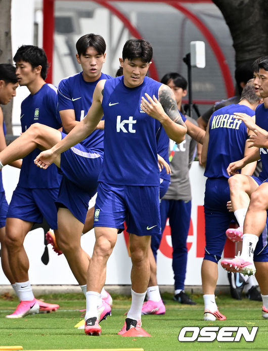 [OSEN=사포판(멕시코), 이대선 기자] 홍명보 감독이 이끄는 대한민국 축구국가대표팀이 16일(한국시각) 멕시코 과달라하라 인근 사포판의 치바스 베르데 바예에서 훈련을 진행했다.대표팀은 전날 A조 1차전에서 체코를 상대로 2-1 역전승을 거뒀다. 남아프리카공화국을 2-0으로 제압한 개최국 멕시코에 이은 조2위다.대한민국 김민재가 훈련을 하고 있다. 2026.06.16 /sunday@osen.co.kr