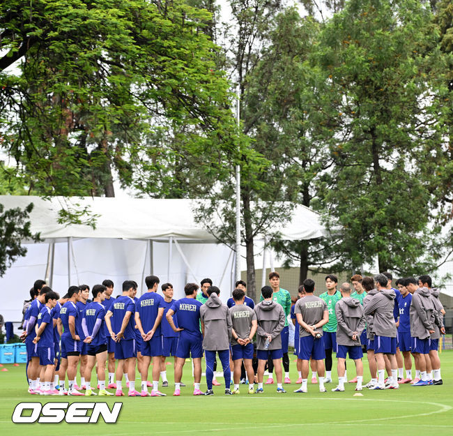 [OSEN=사포판(멕시코), 이대선 기자] 홍명보 감독이 이끄는 대한민국 축구국가대표팀이 15일(한국시각) 멕시코 과달라하라 인근 사포판의 치바스 베르데 바예에서 훈련을 진행했다.대표팀은 전날 A조 1차전에서 체코를 상대로 2-1 역전승을 거뒀다. 남아프리카공화국을 2-0으로 제압한 개최국 멕시코에 이은 조2위다.대한민국 선수들이 경기전 미팅을 가지고 있다. 2026.06.15 /sunday@osen.co.kr