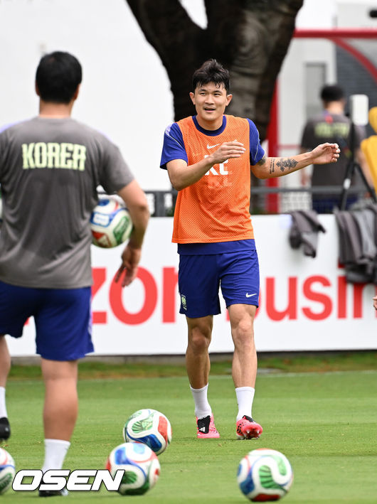 [OSEN=사포판(멕시코), 이대선 기자] 홍명보 감독이 이끄는 대한민국 축구국가대표팀이 15일(한국시각) 멕시코 과달라하라 인근 사포판의 치바스 베르데 바예에서 훈련을 진행했다.대표팀은 전날 A조 1차전에서 체코를 상대로 2-1 역전승을 거뒀다. 남아프리카공화국을 2-0으로 제압한 개최국 멕시코에 이은 조2위다.대한민국 김민재가 미니게임을 하고 있다. 2026.06.15 /sunday@osen.co.kr