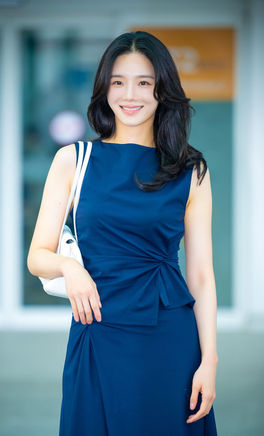 [OSEN=인천공항, 민경훈 기자] 배우 박규영이 17일 오전 해외 일정 참석을 위해 인천공항을 통해 출국했다.이날 박규영은 해외 패션 브랜드 캠페인 촬영 차 미국 뉴욕으로 출국했다.박규영이 출국장으로 향하며 포즈를 취하고 있다. 2026.06.17 / rumi@osen.co.kr