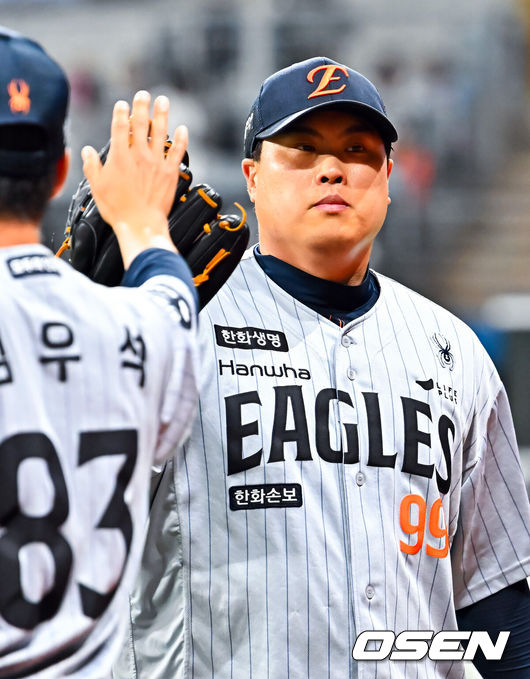[OSEN=고척, 민경훈 기자] 12일 서울 고척 스카이돔에서 2026 신한 SOL KBO리그 키움 히어로즈와 한화 이글스의 경기가 열렸다.키움은 배동현, 한화는 류현진이 선발로 나섰다.3회말을 마친 한화 선발 류현진이 덕아웃으로 들어오며 기뻐하고 있다. 2026.05.12/ rumi@osen.co.kr