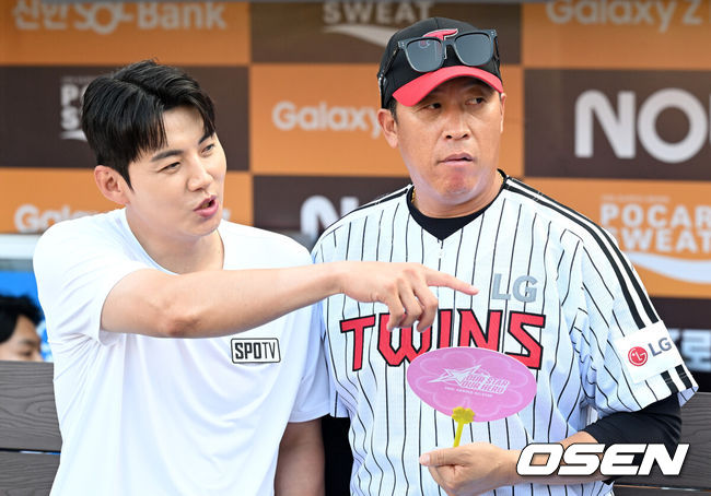 [OSEN=대전, 이대선 기자] SSG, 한화 팬들은 행복했다. 구단의 미래 최윤석(SSG), 한지윤(한화)의 활약을 등에 업은 북부리그 올스타가 퓨처스리그 올스타전 승자로 우뚝 섰다.이대진 감독이 이끄는 북부리그 올스타(한화 이글스, SSG 랜더스, LG 트윈스, 두산 베어스, 고양 히어로즈)는 11일 대전 한화생명볼파크에서 개최된 2025 KBO 퓨처스 올스타전에서 박치왕 감독이 지휘하는 남부리그 올스타(상무, KT 위즈, 삼성 라이온즈, NC 다이노스, 롯데 자이언츠, KIA 타이거즈)를 4-2로 제압했다.북부리그 올스타는 지난해 5-9 패배를 설욕하고 2023년 이후 2년 만에 올스타전 승리를 맛봤다.경기에 앞서 이대형 해설위원과 LG 이병규 감독이 이야기를 나누고 있다. 2025.07.11 /sunday@osen.co.kr