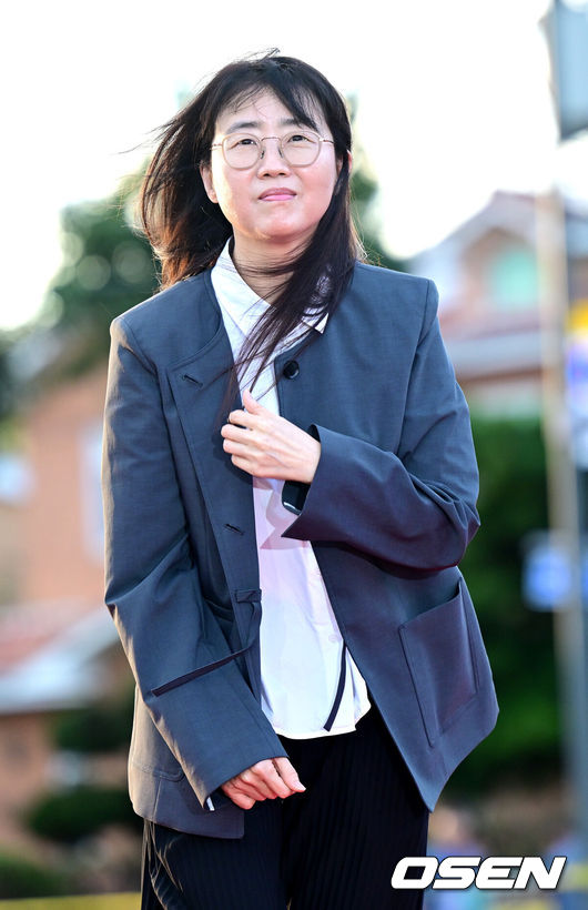 [OSEN=제천, 최규한 기자] 4일 오후 충청북도 제천비행장에서 ’제21회 제천국제음악영화제’ 개막식 레드카펫 행사가 열렸다.이번 영화제는 9월 4일부터 9일까지 6일간 제천시 일대에서 개최된다.김은희 작가가 레드카펫을 밟고 있다. / dreamer@osen.co.kr