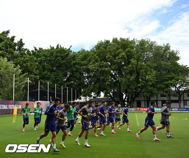 [OSEN=사포판(멕시코), 이대선 기자] 홍명보 감독이 이끄는 대한민국 축구국가대표팀이 15일(한국시각) 멕시코 과달라하라 인근 사포판의 치바스 베르데 바예에서 훈련을 진행했다.대표팀은 전날 A조 1차전에서 체코를 상대로 2-1 역전승을 거뒀다. 남아프리카공화국을 2-0으로 제압한 개최국 멕시코에 이은 조2위다.대한민국 선수들이 러닝 훈련을 하고 있다. 2026.06.15 /sunday@osen.co.kr