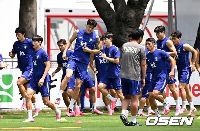 [OSEN=사포판(멕시코), 이대선 기자] 홍명보 감독이 이끄는 대한민국 축구국가대표팀이 16일(한국시각) 멕시코 과달라하라 인근 사포판의 치바스 베르데 바예에서 훈련을 진행했다.대표팀은 전날 A조 1차전에서 체코를 상대로 2-1 역전승을 거뒀다. 남아프리카공화국을 2-0으로 제압한 개최국 멕시코에 이은 조2위다.대한민국 선수들이 훈련을 하고 있다. 2026.06.16 /sunday@osen.co.kr