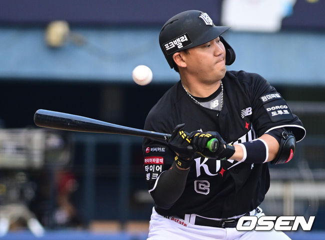 [OSEN=잠실, 조은정 기자]16일 서울 잠실야구장에서 ‘2026 신한 SOL Bank KBO리그’ 두산 베어스와 KT 위즈의 경기가 열린다.홈팀 두산은 최승용을, 방문팀 KT는 고영표를 선발로 내세웠다.2회초 KT 선두타자 장성우가 두산 최승용의 사구를 손 부위에 맞고 있다. 2026.06.16 /cej@osen.co.kr