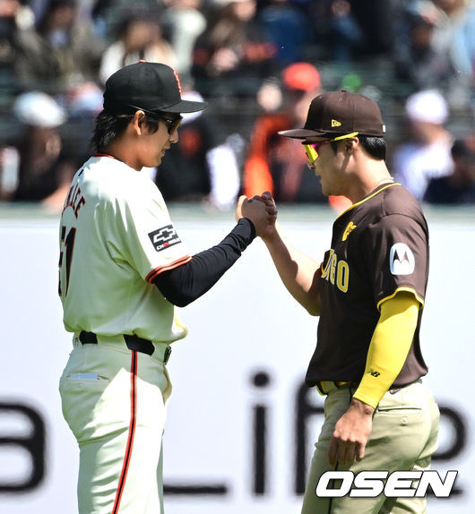 [OSEN=오라클 파크(샌프란시스코 미국 캘리포니아주), 지형준 기자] 8일(이하 한국시간) 미국 캘리포니아주 샌프란시스코 오라클 파크에서 2024 메이저리그 샌프란시스코 자이언츠와 샌디에이고 파드리스의 경기가 열렸다.이정후는 지난 7일 경기에서 슈퍼캐치를 하나 성공시켰지만 타격에서는 아쉬움이 있었다. 4타수 무안타를 기록하며 지난 3일 다저스전 안타 이후 11타수 연속 무안타로 침묵했다. 시즌 성적은 9경기 타율 2할(35타수 7안타) 1홈런 4타점 2득점 OPS .554로 하락했다. 샌프란시스코는 타선이산발 4안타를 기록하는데 그치며 무득점 빈공이 시달렸다.경기에 앞서 샌프란시스코 자이언츠 이정후와 샌디에이고 파드리스 김하성이 인사를 나누고 있다. 2024.04.08 /jpnews@osen.co.kr