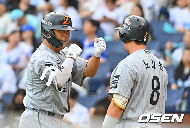 [OSEN=창원, 이석우 기자] 17일 창원NC파크에서 2026 신한 SOL KBO 리그 NC 다이노스와 한화 이글스의 경기가 열렸다. 홈팀 NC는 라일리가, 방문팀 한화는 류현진이 선발 출전했다. 한화 이글스 강백호가 1회초 2사 1루 우월 2점 홈런을 치고 노시환과 세리머니를 하고 있다. 2026.06.17 / foto0307@osen.co.kr
