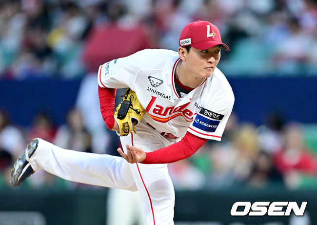 [OSEN=인천, 최규한 기자] 17일 인천 SSG랜더스필드에서 ‘2026 신한 SOL Bank KBO리그’ SSG 랜더스와 롯데 자이언츠의 경기가 열렸다. 5회초 SSG 선발 김건우가 힘차게 공을 뿌리고 있다. 2026.06.17 / dreamer@osen.co.kr