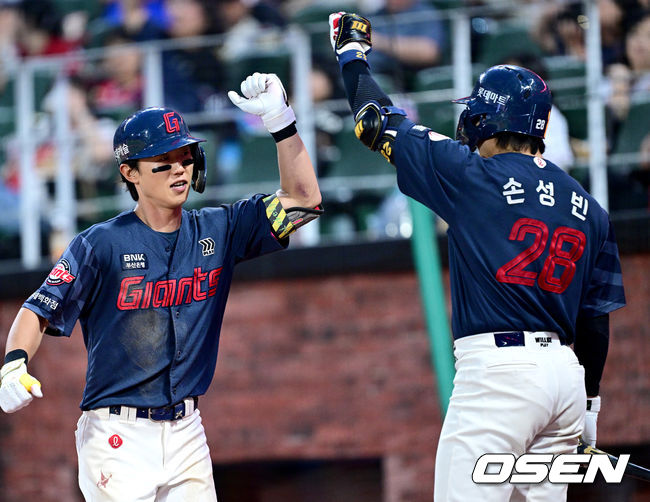[OSEN=인천, 최규한 기자] 17일 인천 SSG랜더스필드에서 ‘2026 신한 SOL Bank KBO리그’ SSG 랜더스와 롯데 자이언츠의 경기가 열렸다. 6회초 무사 1루 상황 롯데 전민재가 역전 좌월 투런포를 날리고 홈을 밟은 뒤 손성빈과 기뻐하고 있다. 2026.06.17 / dreamer@osen.co.kr