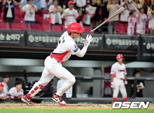 [OSEN=광주, 지형준 기자] 17일 광주-기아 챔피언스필드에서 2026 신한 SOL KBO리그 KIA 타이거즈와 LG 트윈스의 경기가 열렸다.KIA는 아담 올러, LG는 장현식이 선발로 나섰다.8회말 무사 2루에서 KIA 김도영이 1타점 좌전 적시타를 날리고 있다. 2026.06.17 / jpnews@osen.co.kr