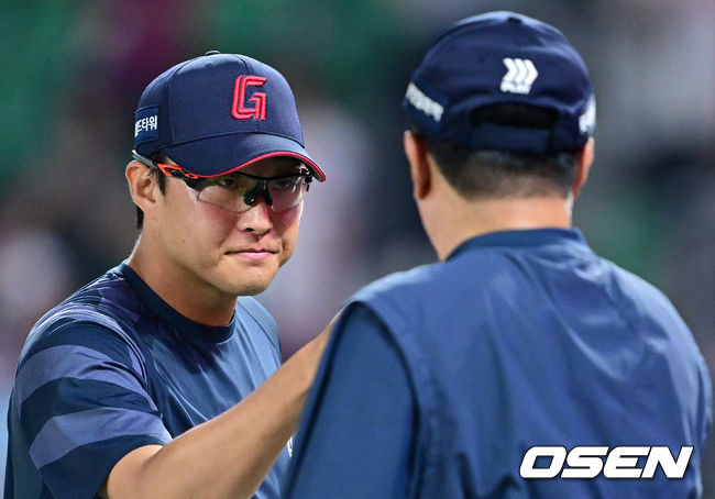 [OSEN=인천, 최규한 기자] 17일 인천 SSG랜더스필드에서 ‘2026 신한 SOL Bank KBO리그’ SSG 랜더스와 롯데 자이언츠의 경기가 열렸다. 경기를 마치고 승리투수 롯데 박세웅과 김태형 감독이 인사를 나누고 있다. 2026.06.17 / dreamer@osen.co.kr