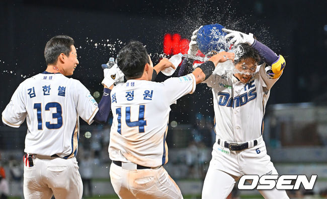 [OSEN=창원, 이석우 기자] 17일 창원NC파크에서 2026 신한 SOL KBO 리그 NC 다이노스와 한화 이글스의 경기가 열렸다. 홈팀 NC는 라일리가, 방문팀 한화는 류현진이 선발 출전했다. NC 다이노스 오태양이 9회말 1사 3루 끝내기 우익수 희생플라이를 치고 동료들의 축하를 받고 있다. 2026.06.17 / foto0307@osen.co.kr