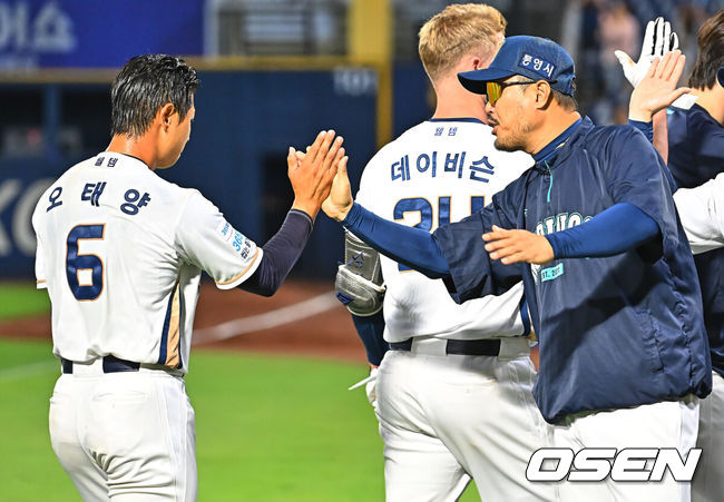 [OSEN=창원, 이석우 기자] 17일 창원NC파크에서 2026 신한 SOL KBO 리그 NC 다이노스와 한화 이글스의 경기가 열렸다. 홈팀 NC는 라일리가, 방문팀 한화는 류현진이 선발 출전했다. NC 다이노스 이호준 감독이 9회말 끝내기로 5-4로 짜릿한 승리를 한 후 주인공 오태양과 하이파이브를 하고 있다. 2026.06.17 / foto0307@osen.co.kr