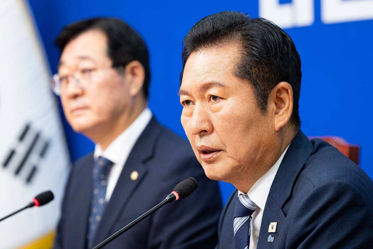 정청래 더불어민주당 대표가 16일 서울 여의도 국회에서 열린 제6차 중앙위원회의에서 인사말을 하고 있다. 정 대표는 이날도 당원 주권주의를 강조하며 1인 1표제의 중요성을 언급했다. 뉴스1