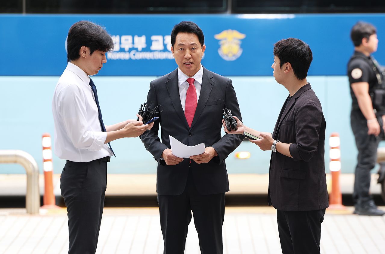 오세훈 서울시장이 17일 서울 서초구 서울중앙지방법원에서 열린 여론조사비 대납 의혹 관련 결심 공판에 출석하며 입장을 밝히고 있다. 뉴스1