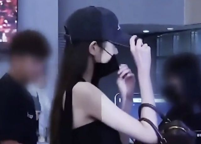 그룹 아이브 멤버 장원영이 지난달 30일 김포국제공항에서 출국에 앞서 신원 확인 절차를 거치는 와중에 마스크를 살짝만 내리는 모습이 포착돼 논란이 일었다. 사진 소셜미디어 캡처