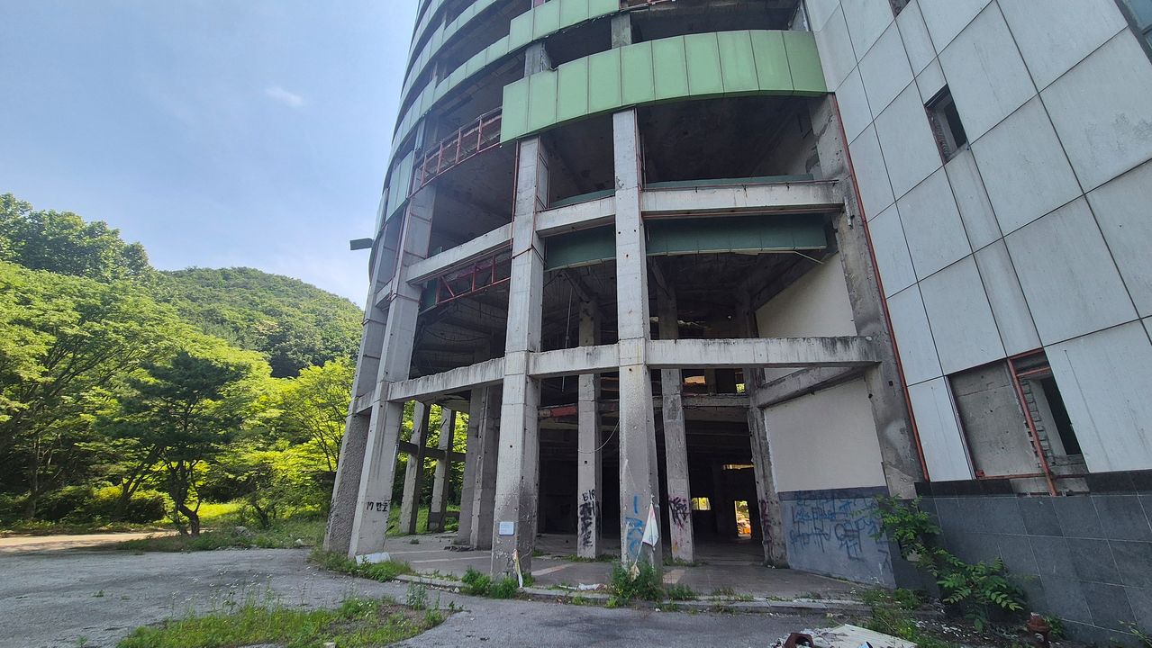 충북 충주시 동량면에 있는 한 폐리조트가 철근과 내부 시설이 뜯겨져 흉물처럼 방치돼 있다. 이 사진은 관계자 동의를 얻어 촬영했다. 최종권 기자