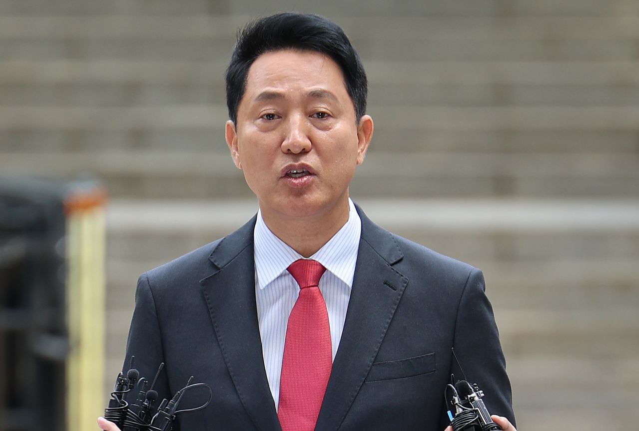 오세훈 서울시장이 17일 서울 서초구 서울중앙지방법원에서 열린 여론조사비 대납 의혹 관련 결심 공판에 출석하며 입장을 밝히고 있다.  오 시장은 지난 2021년 서울시장 재보궐선거를 앞두고 정치 브로커 명태균 씨에게 총 10차례에 걸쳐 여론조사 결과를 제공받고 후원자 김 씨에게 3300만 원 상당의 비용을 대납하도록 한 혐의로 기소됐다. 뉴스1