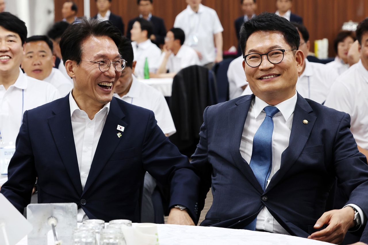 더불어민주당 차기 당권 도전에 나설 것으로 예상되는 김민석 국무총리와 송영길 민주당 의원이 16일 오후 전남 보성군 다비치콘도에서 열린 제9회 전국동시지방선거 더불어민주당 전남광주통합특별시의원 당선인 워크숍에서 인사를 나누고 있다. 연합뉴스