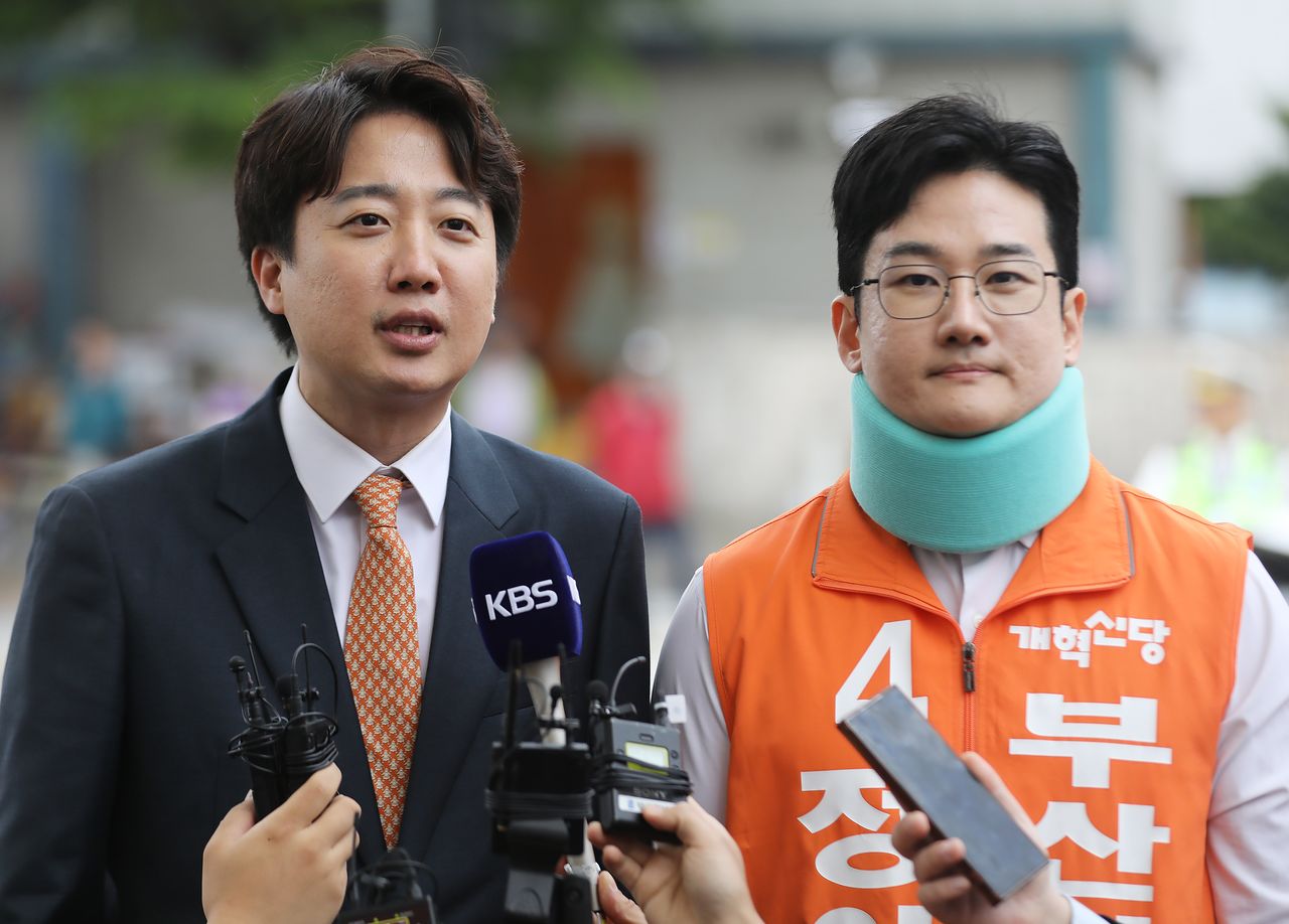 이준석 개혁신당 대표와 정이한 부산시장 당시 후보가 지난 4월 29일 부산 북구 구포시장에서 취재진 질문에 답하고 있다. 뉴스1