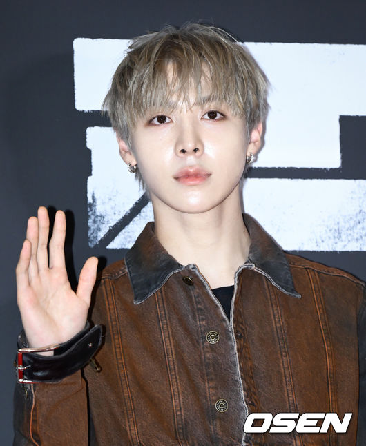 [OSEN=조은정 기자]영화 ‘군체’ VIP시사회 포토월 행사가 20일 서울 송파구 롯데시네마 월드타워에서 열렸다. 연상호 감독의 신작 '군체'는 정체불명의 감염사태로 봉쇄된 건물 안, 고립된 생존자들이 예측할 수 없는 형태로 진화하는 감염자들에 맞서 벌이는 사투를 그린다. 올데이프로젝트 우찬이 포즈를 취하고 있다. 2026.05.20 /cej@osen.co.kr