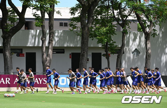 [OSEN=사포판(멕시코), 이대선 기자] 홍명보 감독이 이끄는 대한민국 축구국가대표팀이 16일(한국시각) 멕시코 과달라하라 인근 사포판의 치바스 베르데 바예에서 훈련을 진행했다.대표팀은 전날 A조 1차전에서 체코를 상대로 2-1 역전승을 거뒀다. 남아프리카공화국을 2-0으로 제압한 개최국 멕시코에 이은 조2위다.대한민국 선수들이 러닝 훈련을 하고 있다. 2026.06.16 /sunday@osen.co.kr