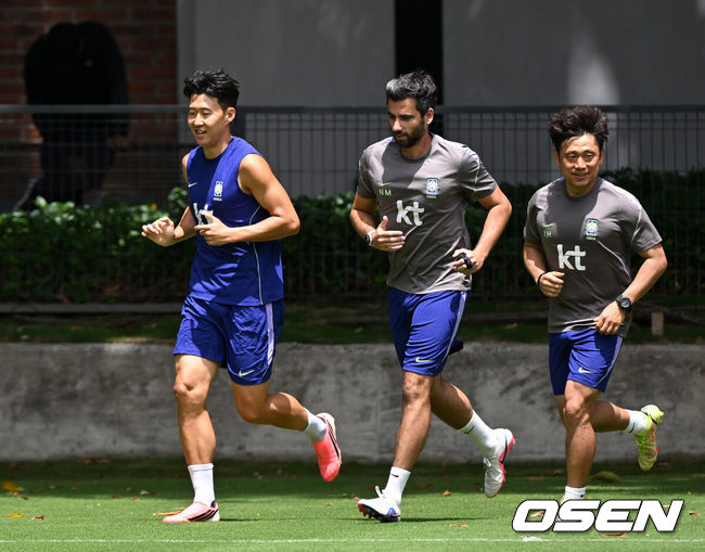 [OSEN=사포판(멕시코), 이대선 기자] 홍명보 감독이 이끄는 대한민국 축구국가대표팀이 16일(한국시각) 멕시코 과달라하라 인근 사포판의 치바스 베르데 바예에서 훈련을 진행했다.대표팀은 전날 A조 1차전에서 체코를 상대로 2-1 역전승을 거뒀다. 남아프리카공화국을 2-0으로 제압한 개최국 멕시코에 이은 조2위다.대한민국 손흥민이 코치진과 이야기를 나누며 러닝 훈련을 하고 있다. 2026.06.16 /sunday@osen.co.kr
