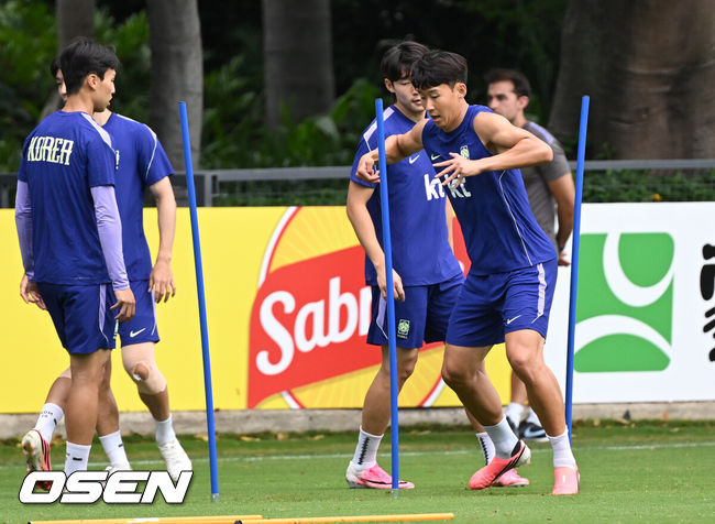 [OSEN=사포판(멕시코), 이대선 기자] 홍명보 감독이 이끄는 대한민국 축구국가대표팀이 16일(한국시각) 멕시코 과달라하라 인근 사포판의 치바스 베르데 바예에서 훈련을 진행했다.대표팀은 전날 A조 1차전에서 체코를 상대로 2-1 역전승을 거뒀다. 남아프리카공화국을 2-0으로 제압한 개최국 멕시코에 이은 조2위다.대한민국 손흥민이 훈련을 하고 있다. 2026.06.16 /sunday@osen.co.kr