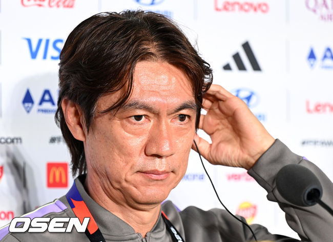 [OSEN=과달라하라(멕시코), 이대선 기자] 11일(한국시각) 멕시코 멕시코 과달라하라의 에스타디오 과달라하라에서 대한민국 축구국가대표팀 공식 기자회견이 진행됐다.대한민국 월드컵대표팀은 오는 12일 오전 11시(한국시각) 체코와 2026년 북중미 월드컵 조별리그 A조 1차전을 펼친다.홍명보 감독이 미소를 짓고있다. 2026.06.11 /sunday@osen.co.kr