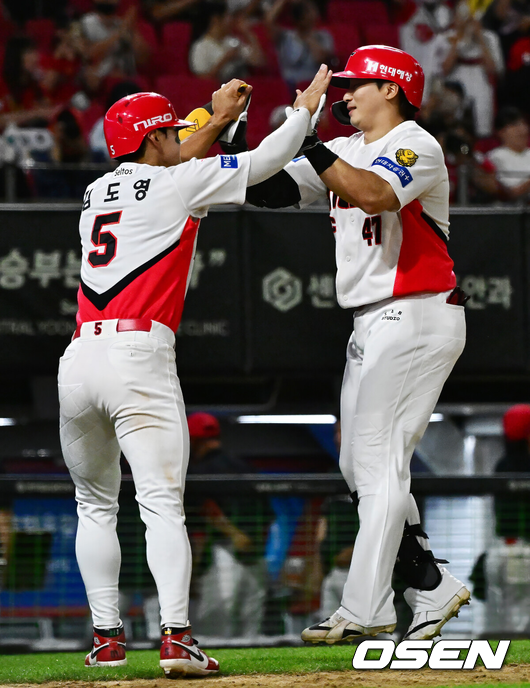 [OSEN=광주, 지형준 기자] 17일 광주-기아 챔피언스필드에서 2026 신한 SOL KBO리그 KIA 타이거즈와 LG 트윈스의 경기가 열렸다.KIA는 아담 올러, LG는 장현식이 선발로 나섰다.8회말 무사 1루에서 KIA 나성범이 우중월 투런포를 날리며 김도영과 기뻐하고 있다. 2026.06.17 / jpnews@osen.co.kr