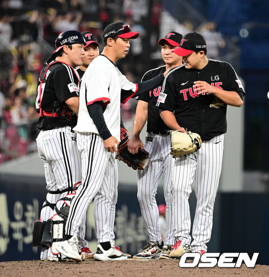 [OSEN=광주, 지형준 기자] 17일 광주-기아 챔피언스필드에서 2026 신한 SOL KBO리그 KIA 타이거즈와 LG 트윈스의 경기가 열렸다.KIA는 아담 올러, LG는 장현식이 선발로 나섰다.5회초 2사 1,2루에서 LG 장현식이 교체되고 있다. 2026.06.17 / jpnews@osen.co.kr