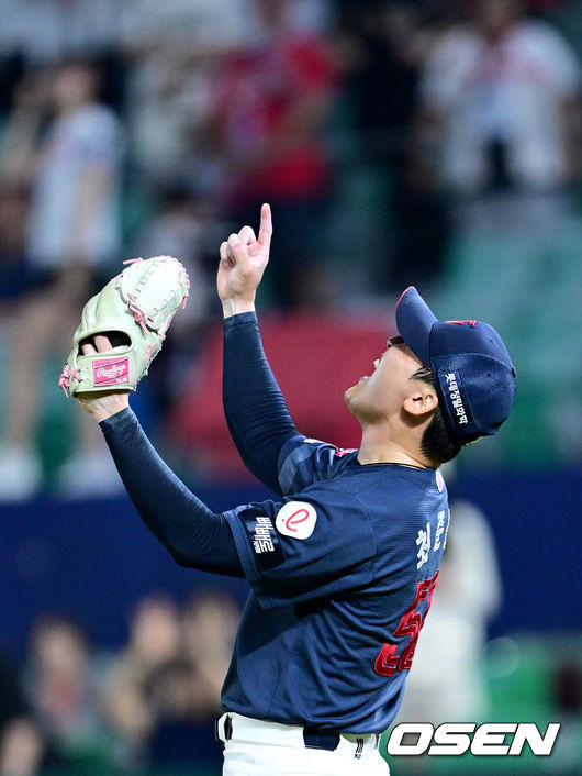 [OSEN=인천, 최규한 기자] 17일 인천 SSG랜더스필드에서 ‘2026 신한 SOL Bank KBO리그’ SSG 랜더스와 롯데 자이언츠의 경기가 열렸다. 9회말 2사 1, 3루 상황 SSG 김재환을 내야 땅볼로 이끌며 경기를 마무리지은 롯데 마무리 최준용이 환호하고 있다. 2026.06.17 / dreamer@osen.co.kr