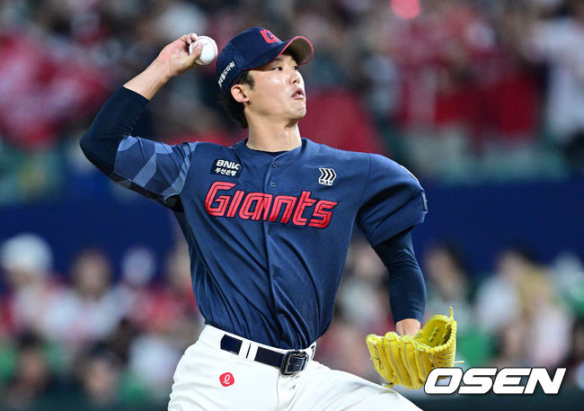 [OSEN=인천, 최규한 기자] 17일 인천 SSG랜더스필드에서 ‘2026 신한 SOL Bank KBO리그’ SSG 랜더스와 롯데 자이언츠의 경기가 열렸다. 7회말 1사 만루 상황 마운드에 오른 롯데 현도훈이 힘차게 공을 뿌리고 있다. 2026.06.17 / dreamer@osen.co.kr