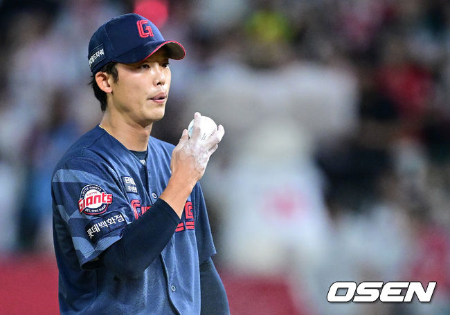 [OSEN=인천, 최규한 기자] 17일 인천 SSG랜더스필드에서 ‘2026 신한 SOL Bank KBO리그’ SSG 랜더스와 롯데 자이언츠의 경기가 열렸다. 7회말 2사 만루 상황 롯데 현도훈이 투구를 준비하고 있다. 2026.06.17 / dreamer@osen.co.kr