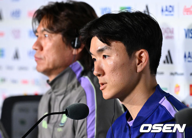 [OSEN=사포판(멕시코), 이대선 기자] 18일(한국시각) 멕시코 멕시코 과달라하라의 에스타디오 과달라하라에서 대한민국 축구국가대표팀 공식 기자회견이 진행됐다.대표팀은 19일 오전 10시(한국시간) 개최국 멕시코를 상대로 A조 조별리그 2차전을 갖는다.황인범이 질문에 답을 하고 있다. 2026.06.18 /sunday@osen.co.kr