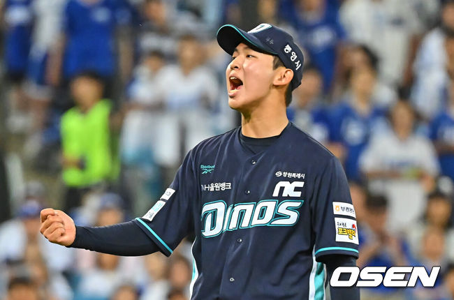 [OSEN=대구, 이석우 기자] 3일 대구삼성라이온즈파크에서 2026 신한 SOL KBO 리그 삼성 라이온즈와 NC 다이노스의 경기가 열렸다. 홈팀 삼성은 최원태가, 방문팀 NC는 김태경이 선발 출전했다. NC 다이노스 신영우가 8회말 2사 삼성 라이온즈 디아즈를 삼진으로 잡고 환호하고 있다. 2026.06.03 / foto0307@osen.co.kr