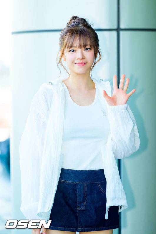 [OSEN=김포공항, 박준형 기자]. 그룹 트와이스(TWICE)가 24일 서울 김포국제공항을 통해 '디스 이즈 포' 국립경기장 콘서트 일정을 위해 일본 도쿄로 출국했다.북미 투어로만 약 55만 관객을 불러 모은 트와이스는 일본에서도 '최초' 기록을 앞두고 있다. 오는 25~26일, 28일 사흘간 일본 도쿄 국립경기장에 해외 아티스트 사상 처음으로 단독 입성해 3회 공연을 개최한다. 트와이스 정연이 출국에 앞서 포즈를 취하고 있다. 2026.04.24 / soul1014@osen.co.kr