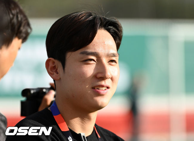 [OSEN=사포판(멕시코), 이대선 기자] 2026 북중미 월드컵에 참가하는 멕시코 축구국가대표팀이 18일(한국시각) 멕시코 과달라하라 인근 스포츠 아레나에서 훈련을 진행했다.대한민국 축구대표팀은 19일 오전 10시(한국시간) 개최국 멕시코를 상대로 A조 조별리그 2차전을 갖는다.멕시코 훈련장을 찾은 양민혁이 그라운드를 바라보고 있다. 2026.06.18 /sunday@osen.co.kr