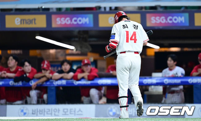 [OSEN=인천, 최규한 기자] 17일 인천 SSG랜더스필드에서 ‘2026 신한 SOL Bank KBO리그’ SSG 랜더스와 롯데 자이언츠의 경기가 열렸다.이날 경기는 접전 끝에 롯데가 2-1로 승리하며 2연승을 달렸다.9회말 1사 1, 3루 상황 SSG 최정이 삼진으로 물러나고 있다. 2026.06.17 / dreamer@osen.co.kr