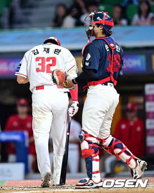 [OSEN=인천, 최규한 기자] 17일 인천 SSG랜더스필드에서 ‘2026 신한 SOL Bank KBO리그’ SSG 랜더스와 롯데 자이언츠의 경기가 열렸다.홈팀 SSG는 김건우, 방문팀 롯데는 박세웅을 선발로 내세웠다.7회말 1사 만루 상황 SSG 김재환이 삼진으로 물러나며 아쉬워하고 있다. 2026.06.17 / dreamer@osen.co.kr